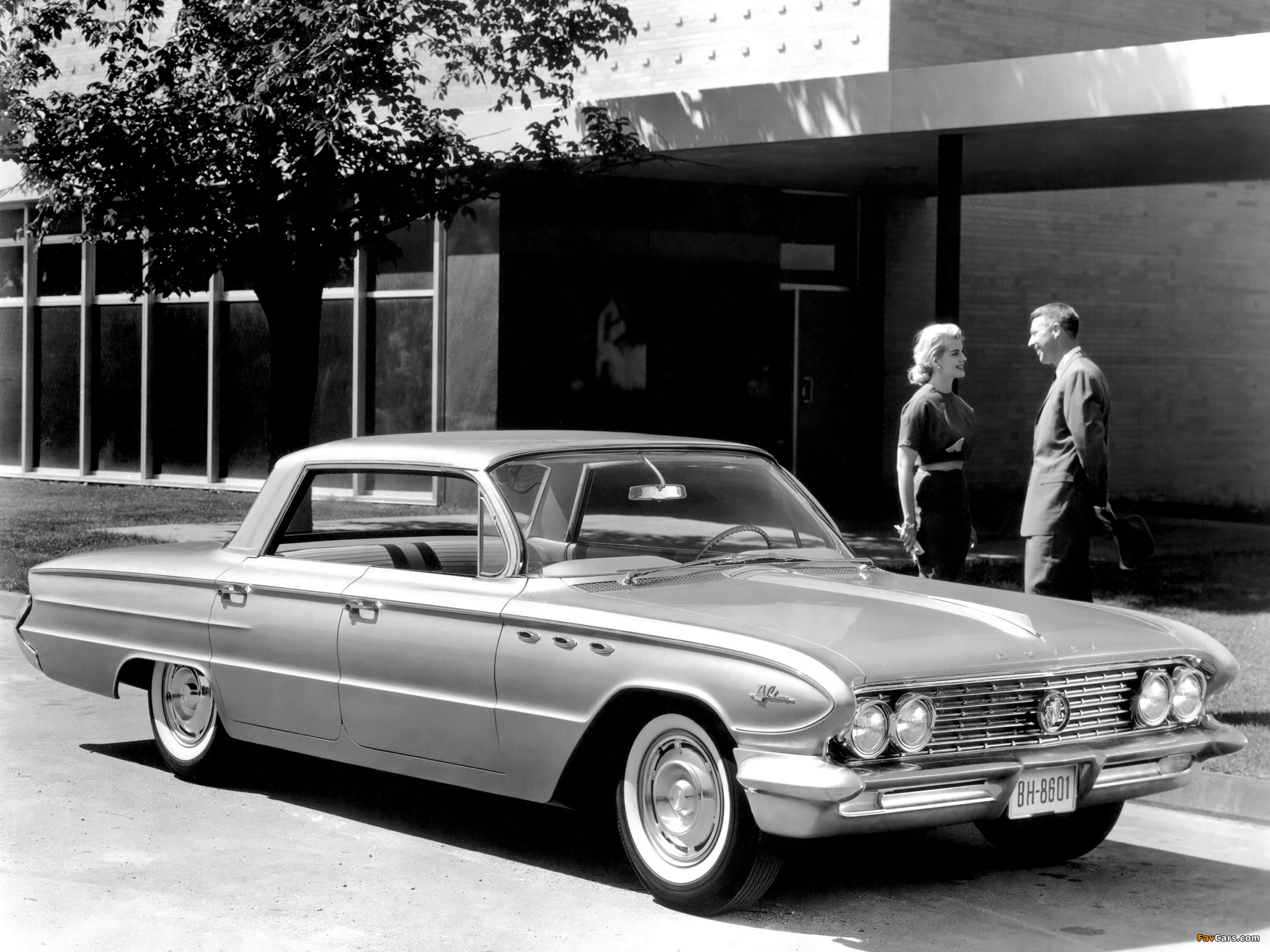 Pictures of Buick LeSabre 4-door Hardtop (4439) 1961 (2048 x 1536)