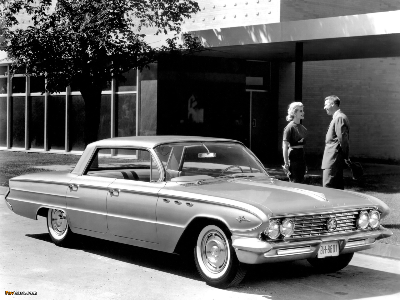 Pictures of Buick LeSabre 4-door Hardtop (4439) 1961 (1280 x 960)