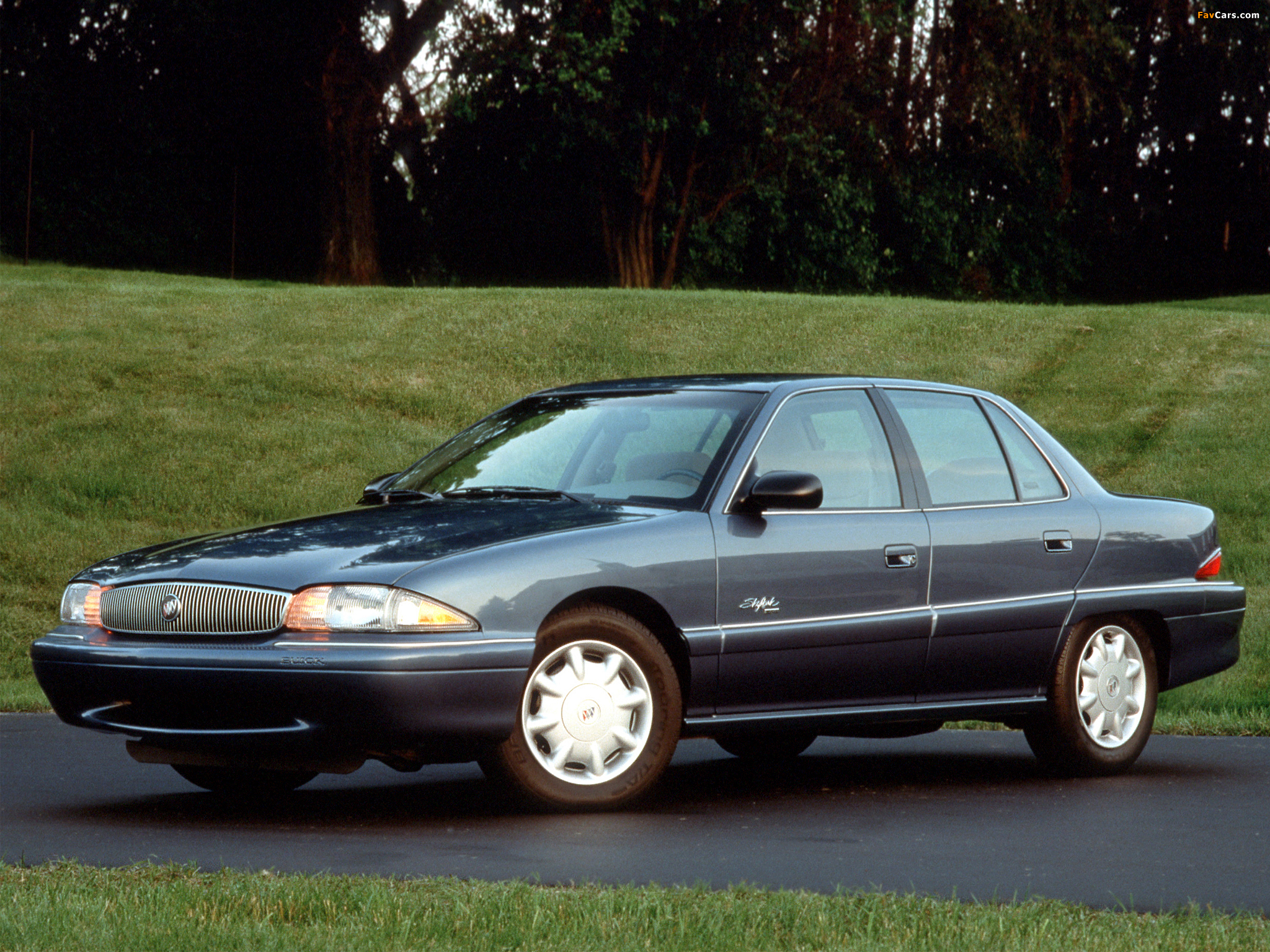 Photos of Buick Skylark Sedan 1996–98 (2048 x 1536)
