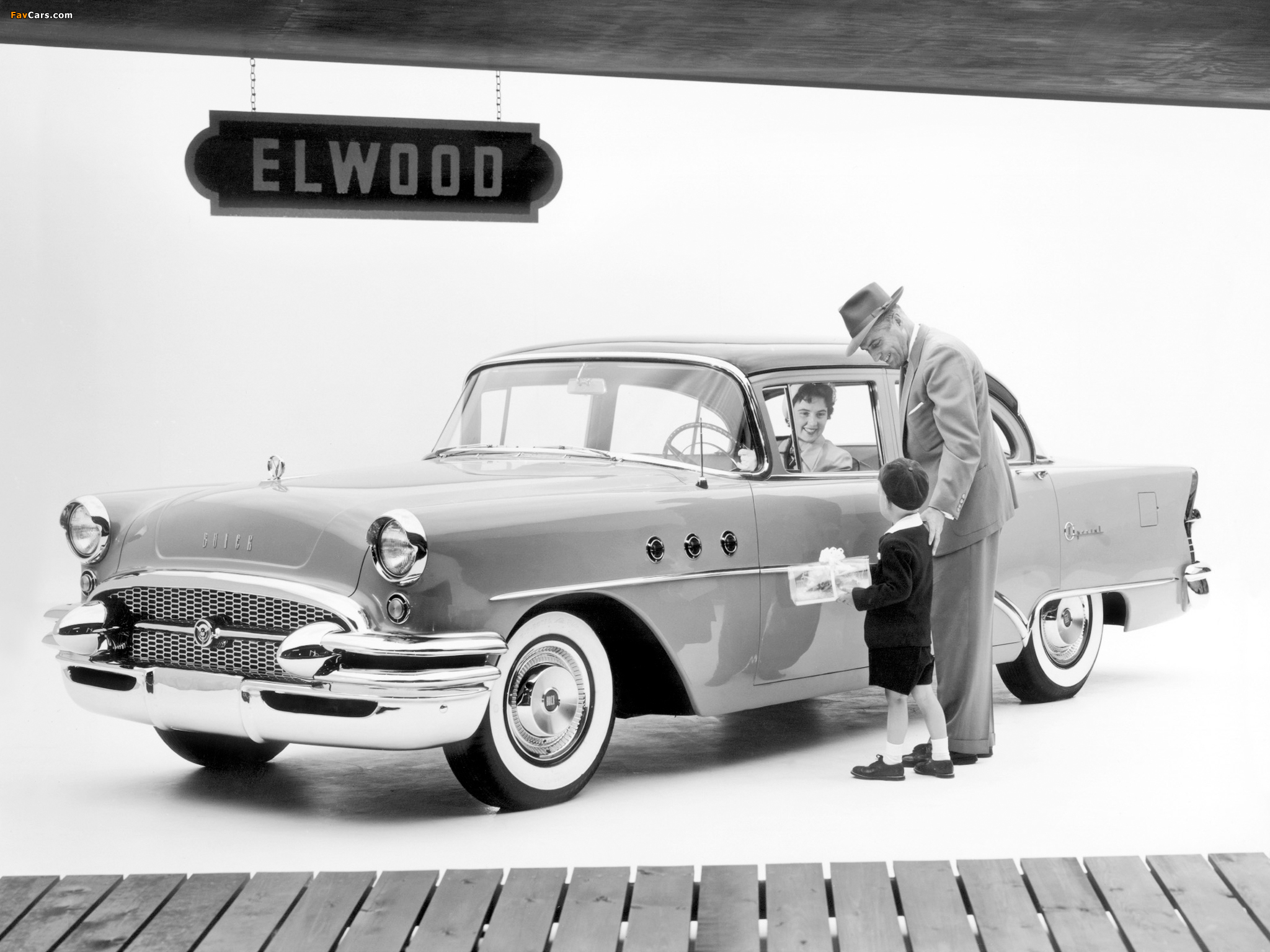 Photos of Buick Special 4-door Sedan (41-4469) 1955 (2048 x 1536)