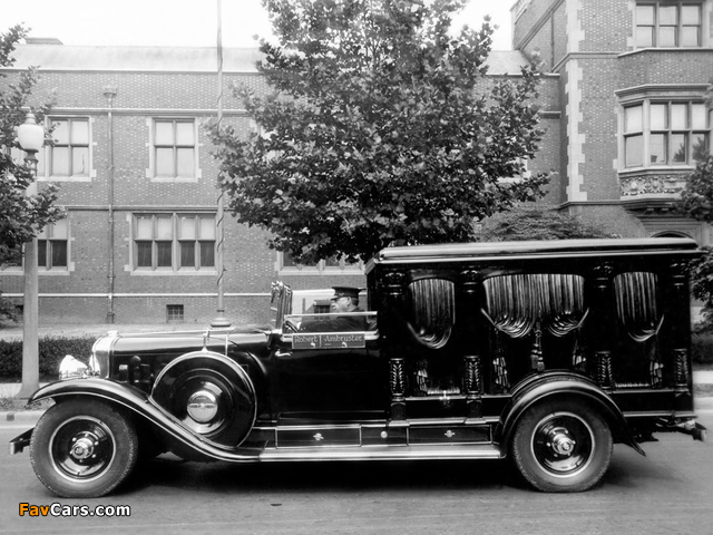 Photos of Cadillac Cathedral Hearse by James Cunningham Son & Co. 1930 (640 x 480)