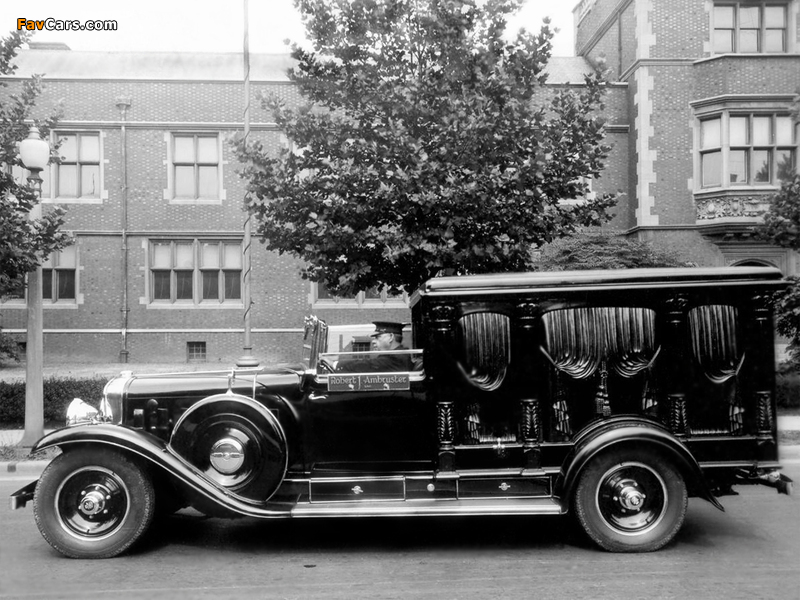 Photos of Cadillac Cathedral Hearse by James Cunningham Son & Co. 1930 (800 x 600)