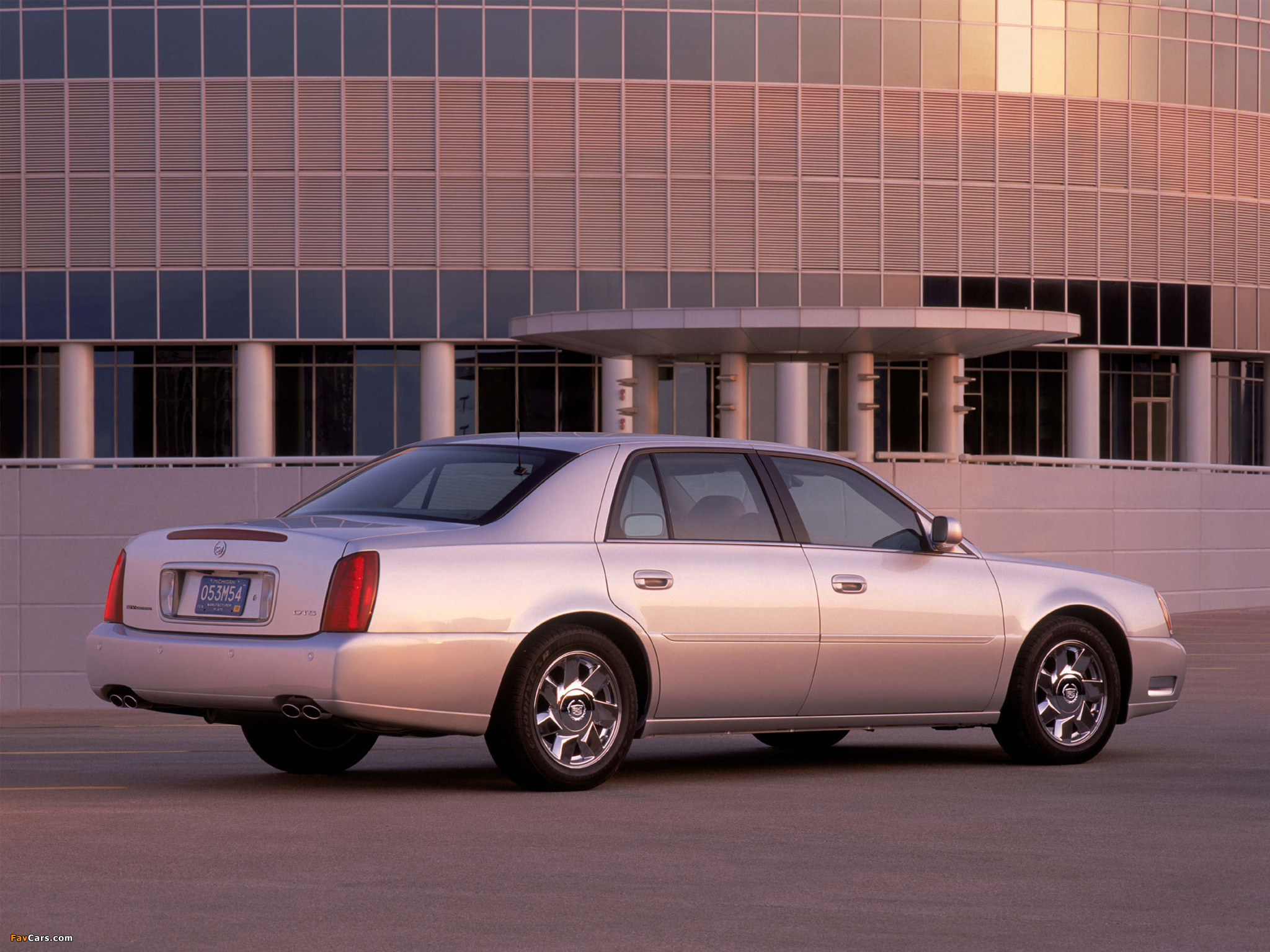 Images of Cadillac DeVille DTS 2000–05 (2048 x 1536)