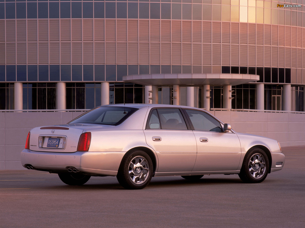 Images of Cadillac DeVille DTS 2000–05 (1280 x 960)