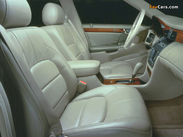 Images of Cadillac DeVille DTS 2000–05 (640 x 480)