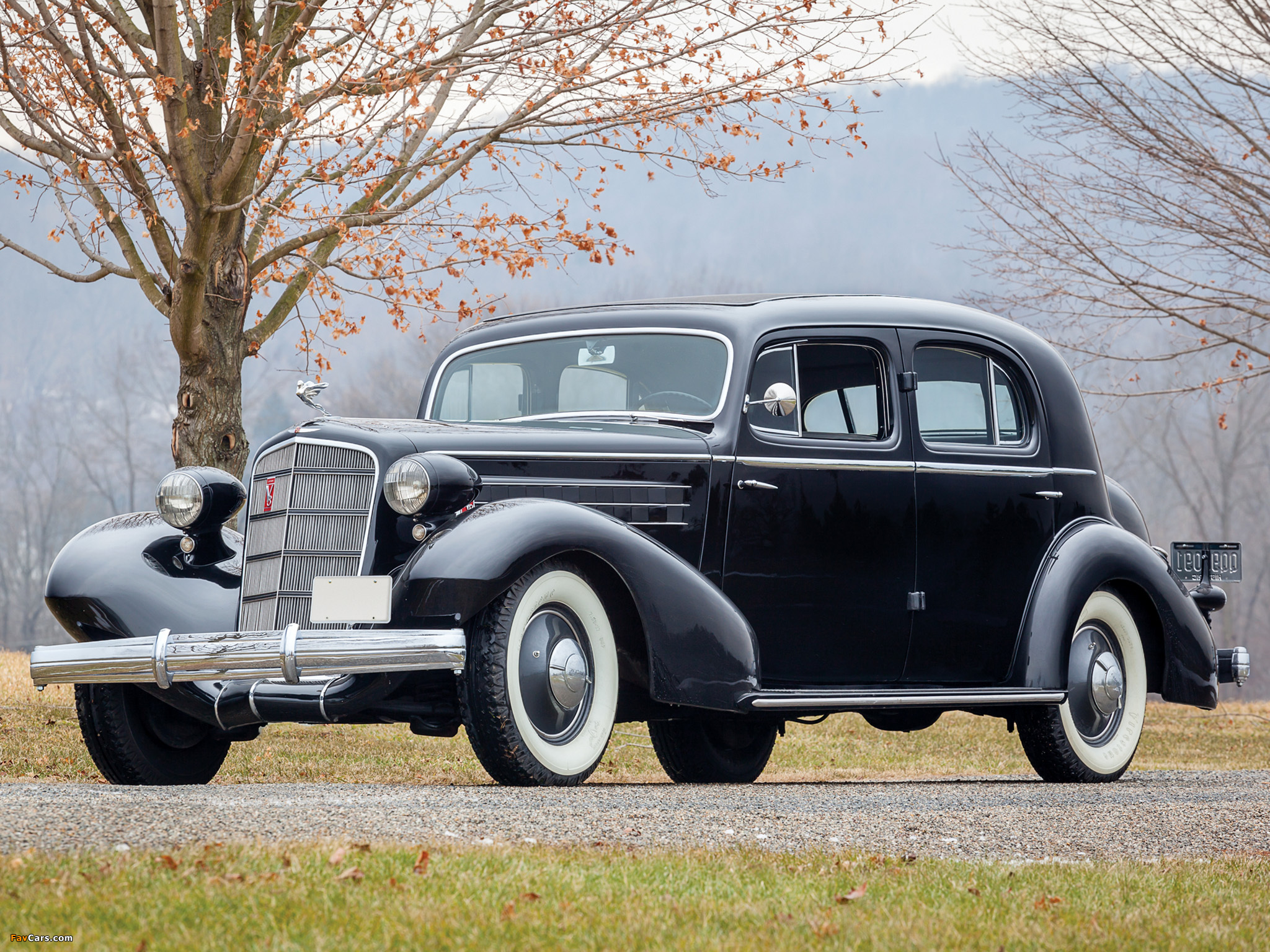 Cadillac V8 Series 30 355-D Town Sedan by Fleetwood (6033-S) 1935 photos (2048 x 1536)