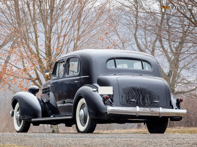 Cadillac V8 Series 30 355-D Town Sedan by Fleetwood (6033-S) 1935 pictures (640 x 480)