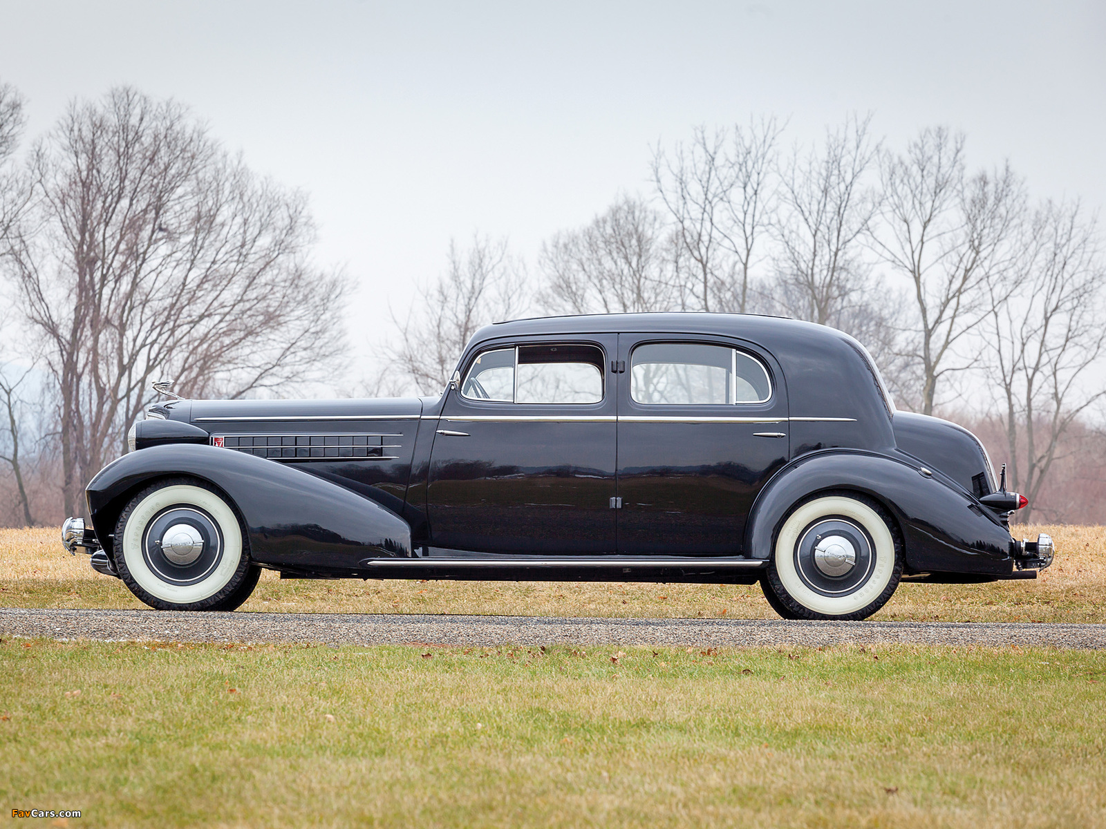 Cadillac V8 Series 30 355-D Town Sedan by Fleetwood (6033-S) 1935 wallpapers (1600 x 1200)
