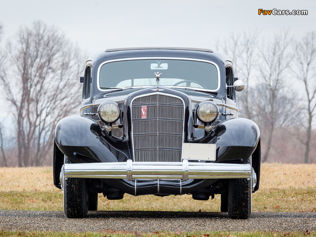 Images of Cadillac V8 Series 30 355-D Town Sedan by Fleetwood (6033-S) 1935 (640 x 480)