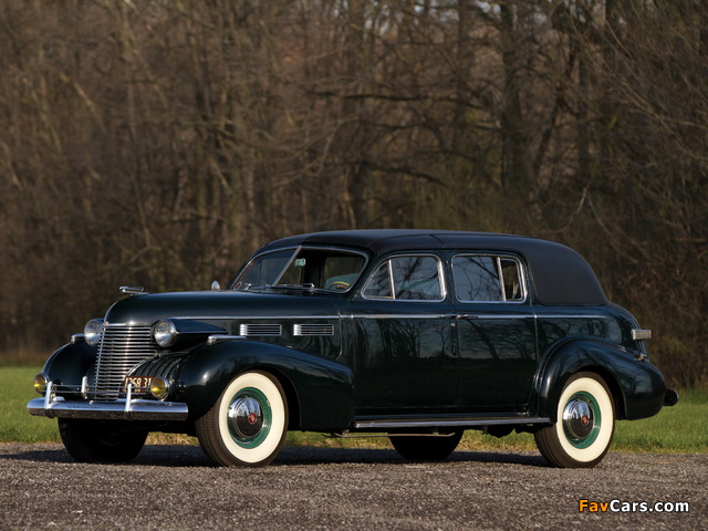 Photos of Cadillac Series 72 Formal Sedan by Fleetwood (7233-F) 1940 (640 x 480)