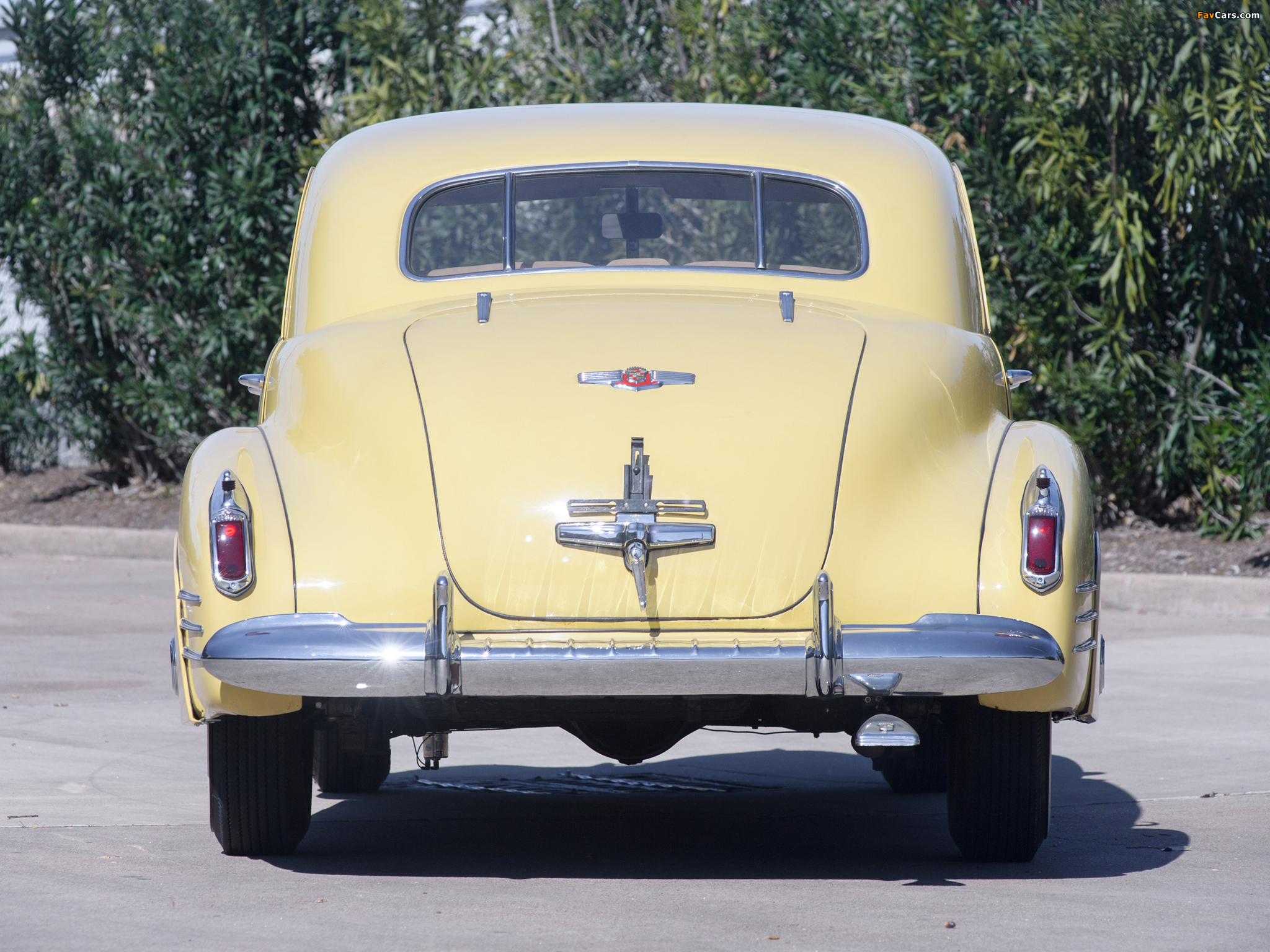 Pictures of Cadillac Sixty-One Touring Sedan DeLuxe (6109D) 1941 (2048 x 1536)