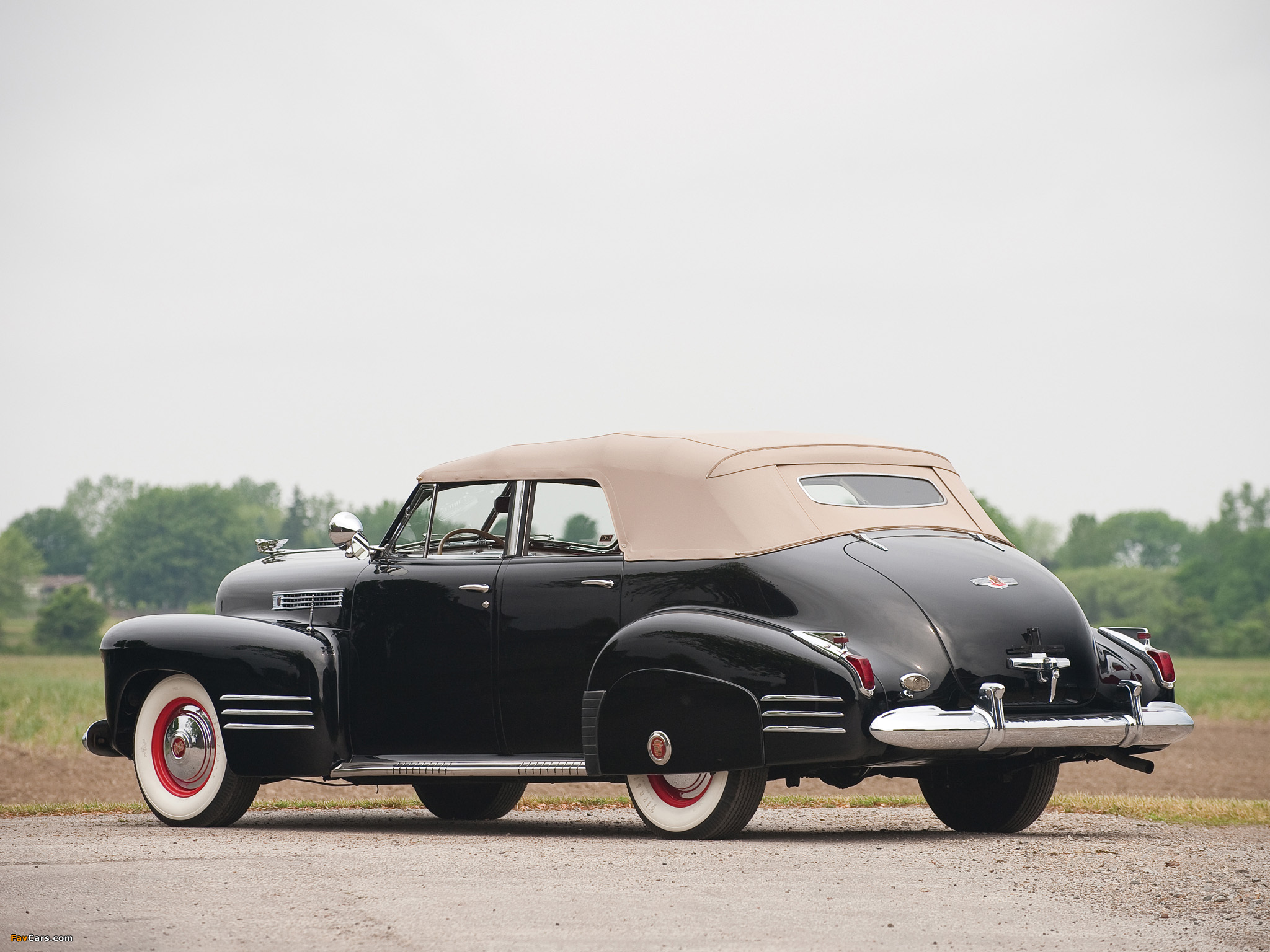 Pictures of Cadillac Sixty-Two Convertible Sedan 1941 (2048 x 1536)