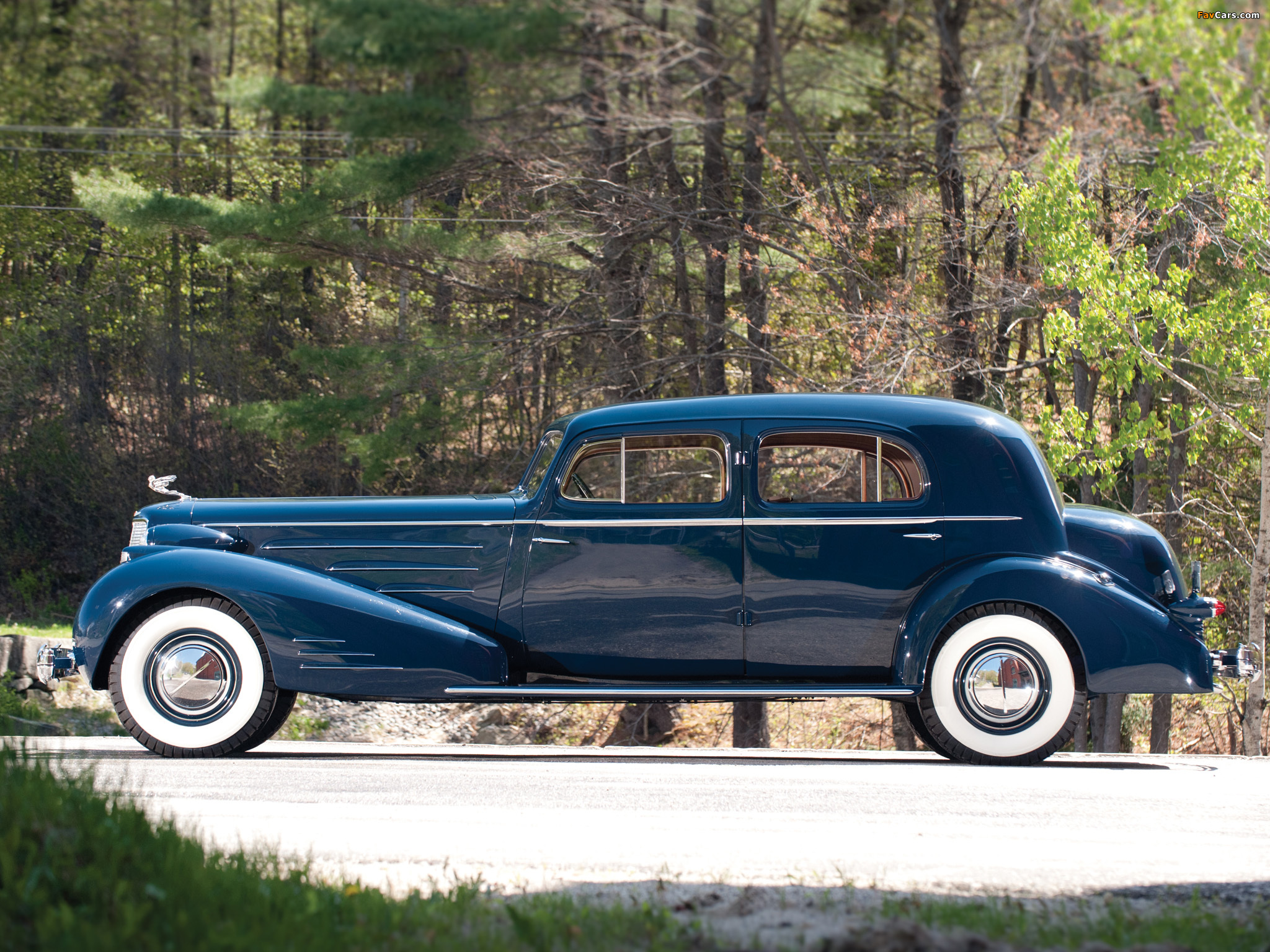 Images of Cadillac V16 Town Sedan by Fleetwood (5733S) 1936 (2048 x 1536)