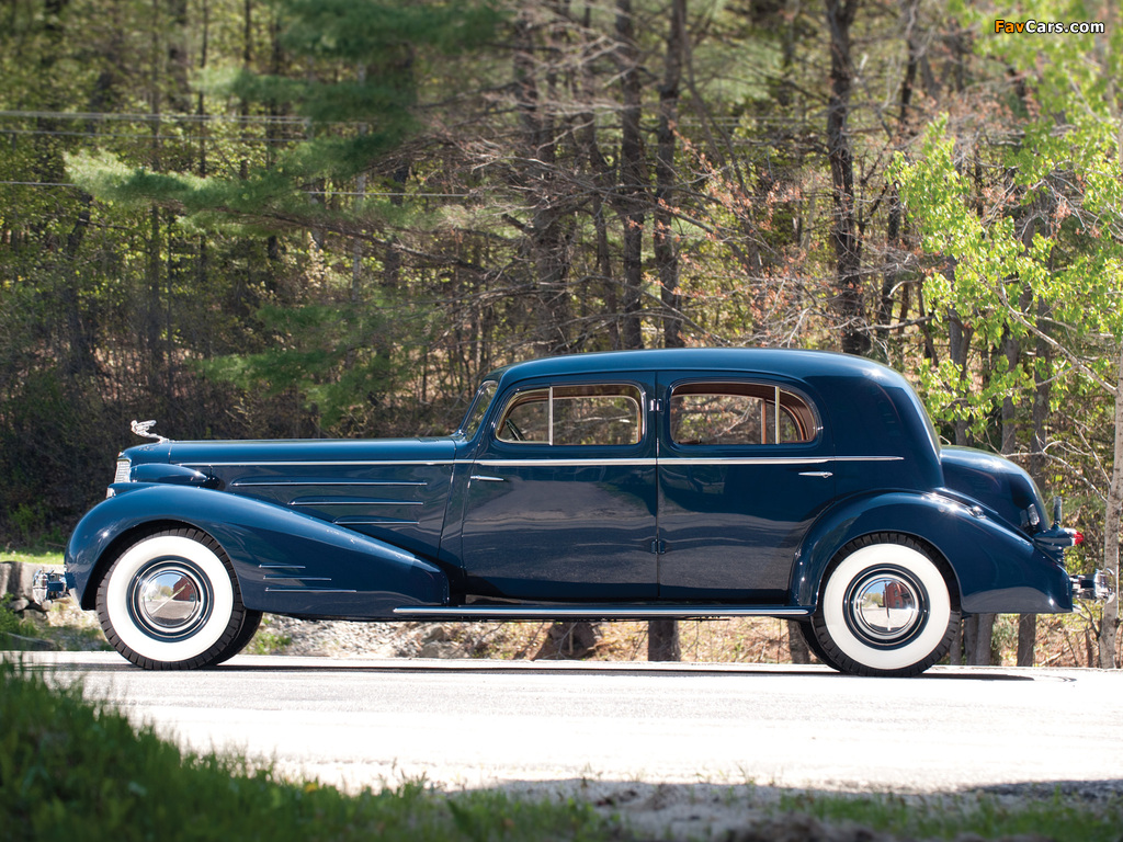 Images of Cadillac V16 Town Sedan by Fleetwood (5733S) 1936 (1024 x 768)
