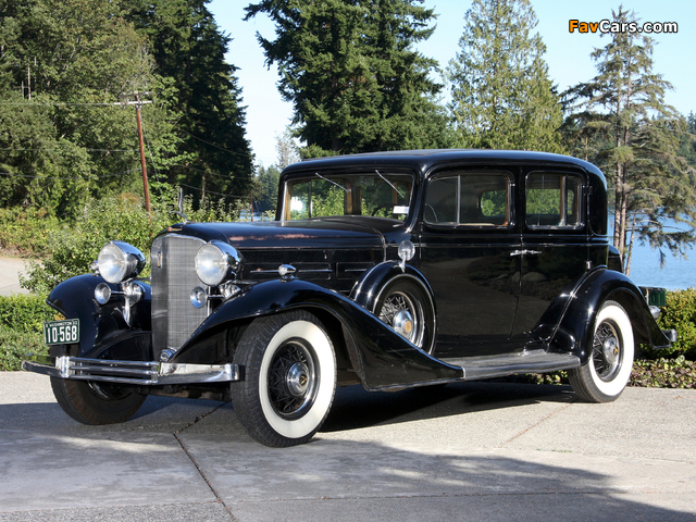 Cadillac V8 355-C Town Sedan by Fleetwood (5330-S) 1933 photos (640 x 480)