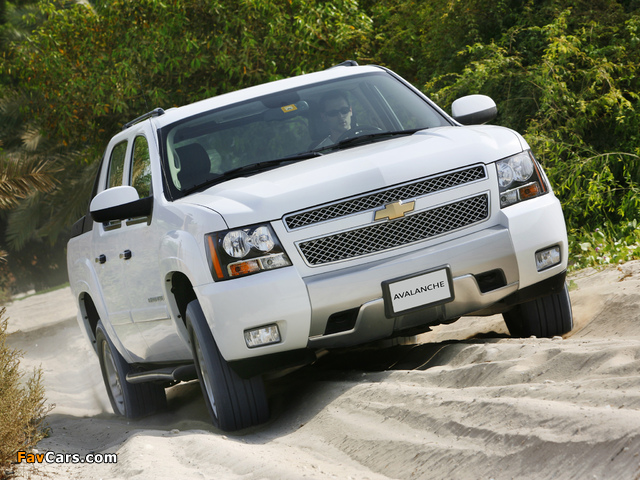 Chevrolet Avalanche Z71 2007–12 photos (640 x 480)