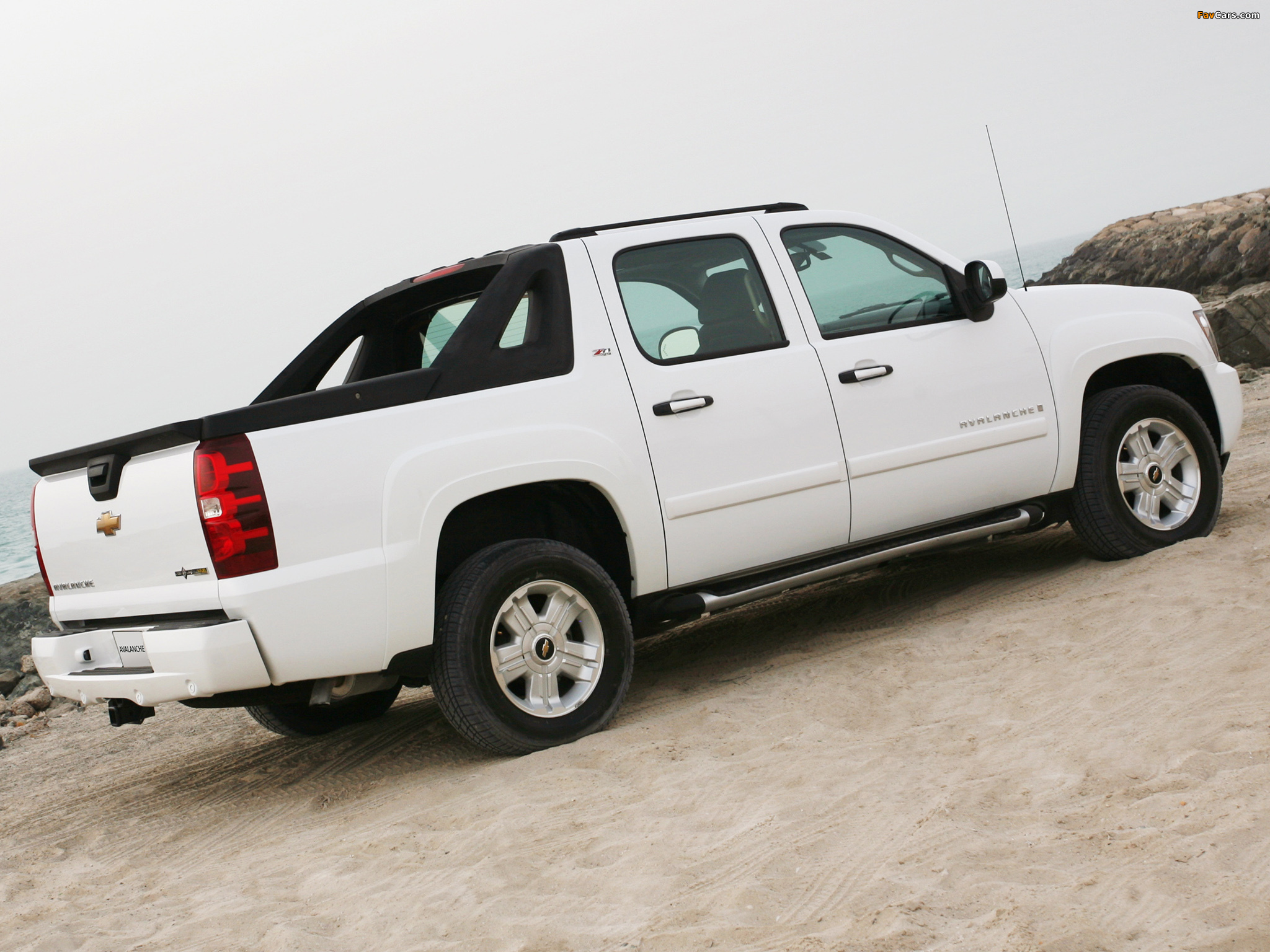 Images of Chevrolet Avalanche Z71 2007–12 (2048 x 1536)