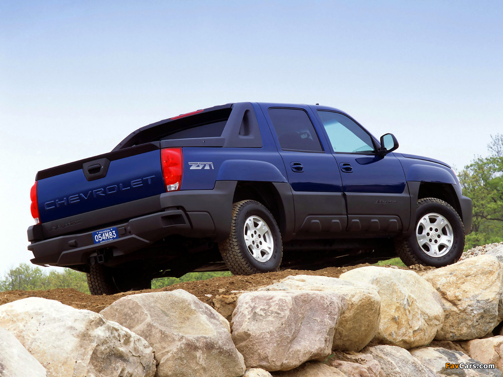Pictures of Chevrolet Avalanche Z71 2002–06 (1024 x 768)