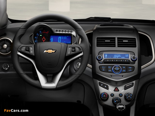 Chevrolet Aveo 5-door 2011 images (640 x 480)