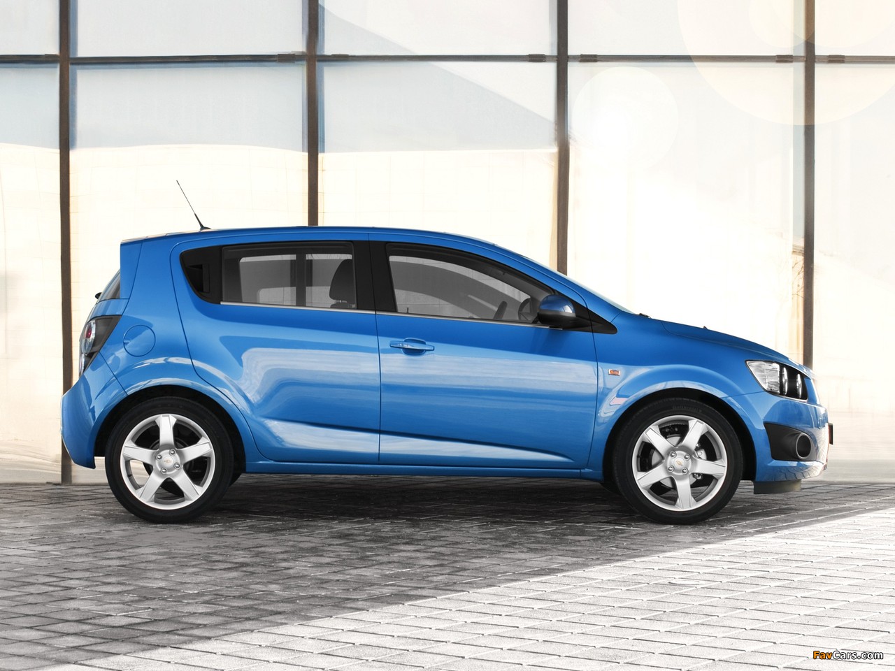 Chevrolet Aveo 5-door 2011 pictures (1280 x 960)