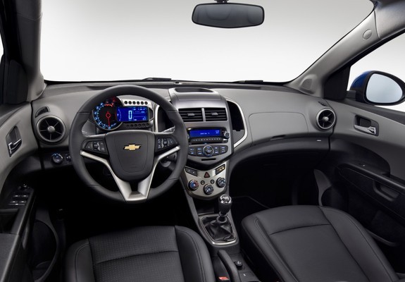 Images of Chevrolet Aveo 5-door 2011