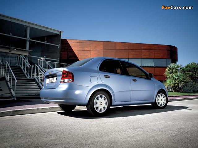 Photos of Chevrolet Aveo Sedan (T200) 2003–06 (640 x 480)