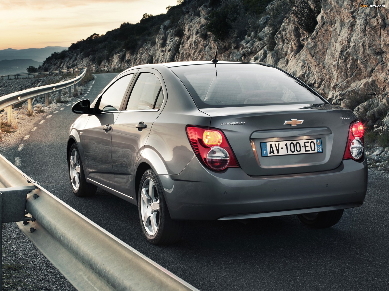 Chevrolet Aveo Sedan 2011 wallpapers (1600 x 1200)