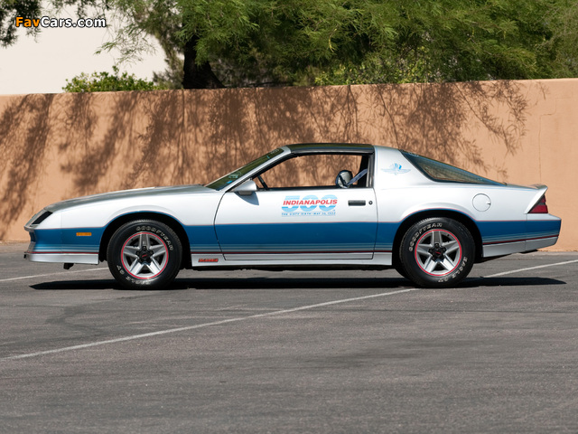 Images of Chevrolet Camaro Z28 Indy 500 Pace Car 1982 (640 x 480)