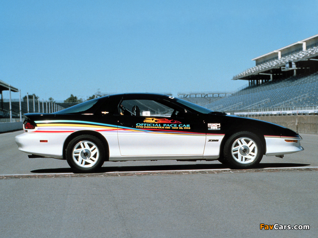Images of Chevrolet Camaro Z28 Indy 500 Pace Car 1993 (640 x 480)