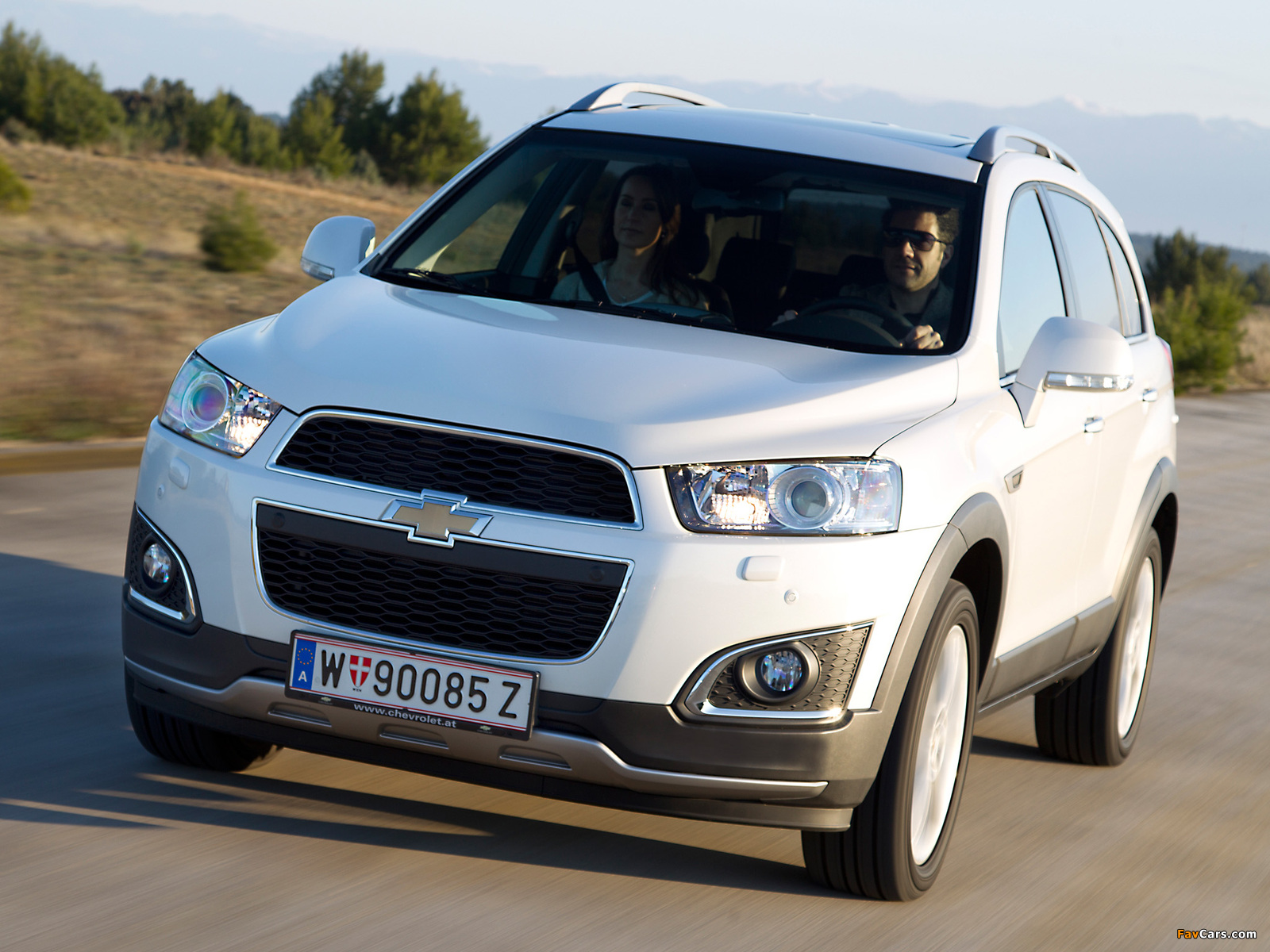 Chevrolet Captiva 2013 wallpapers (1600 x 1200)