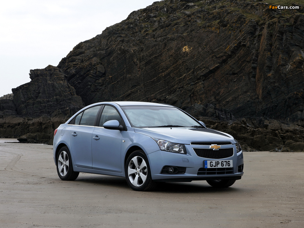 Chevrolet Cruze UK-spec (J300) 2009–12 images (1024 x 768)