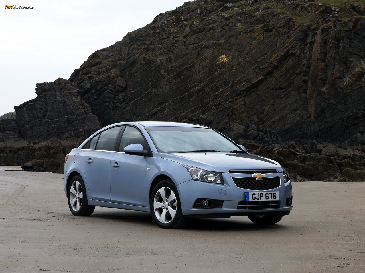 Chevrolet Cruze UK-spec (J300) 2009–12 images (1280 x 960)