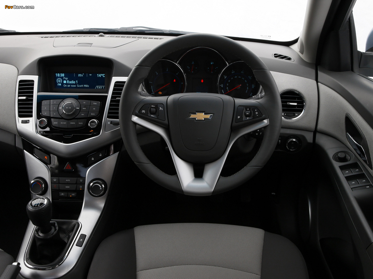 Chevrolet Cruze UK-spec (J300) 2009–12 images (1280 x 960)