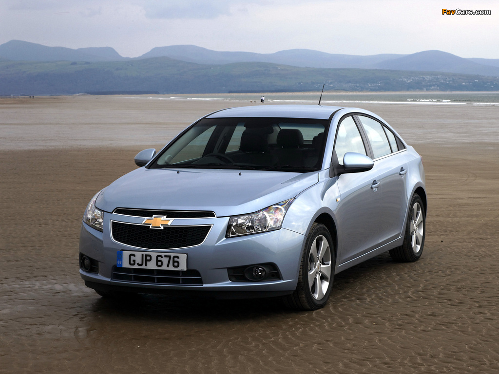 Chevrolet Cruze UK-spec (J300) 2009–12 pictures (1024 x 768)