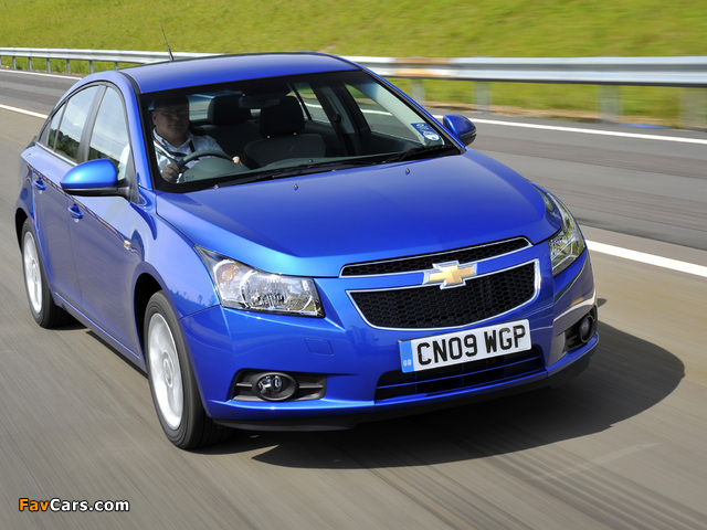 Chevrolet Cruze UK-spec (J300) 2009–12 pictures (640 x 480)