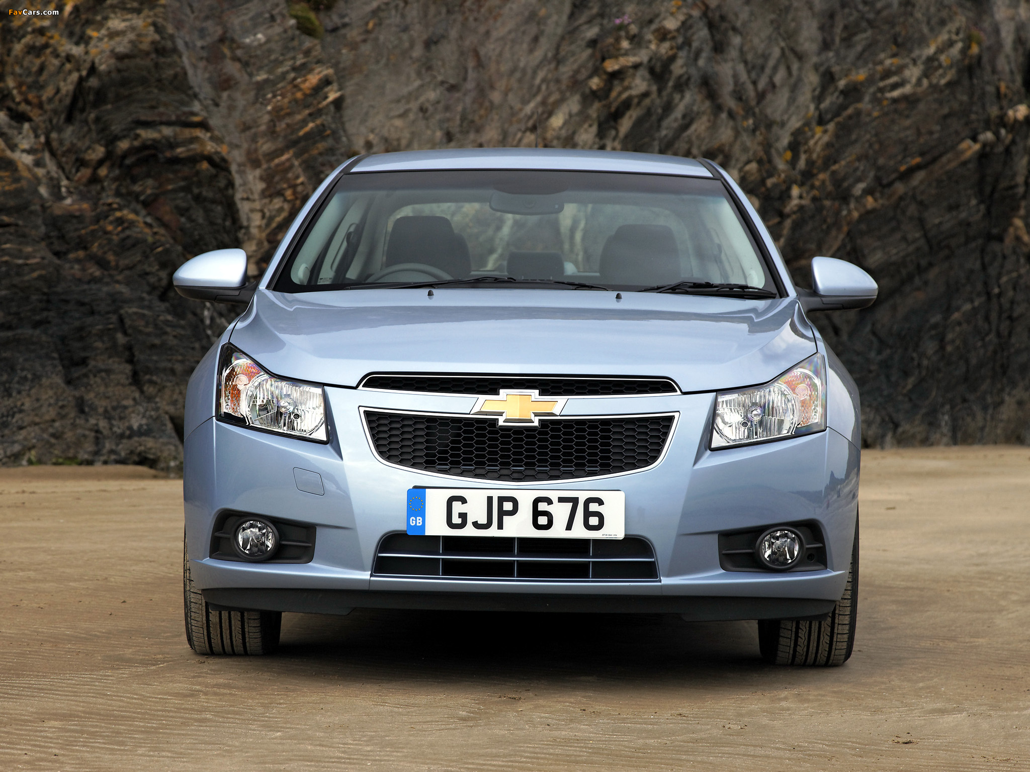 Chevrolet Cruze UK-spec (J300) 2009–12 pictures (2048 x 1536)