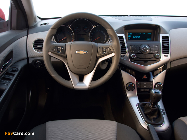 Chevrolet Cruze (J300) 2009–12 pictures (640 x 480)
