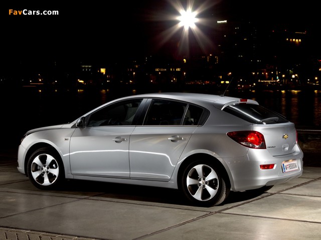 Chevrolet Cruze Hatchback (J300) 2011–12 photos (640 x 480)