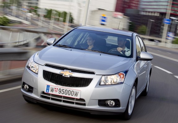 Chevrolet Cruze Hatchback (J300) 2011–12 pictures