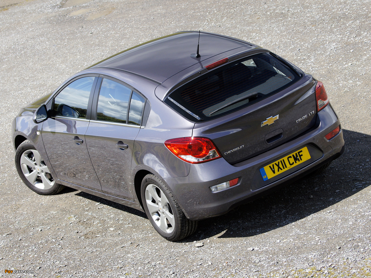 Chevrolet Cruze Hatchback UK-spec (J300) 2011–12 pictures (1280 x 960)