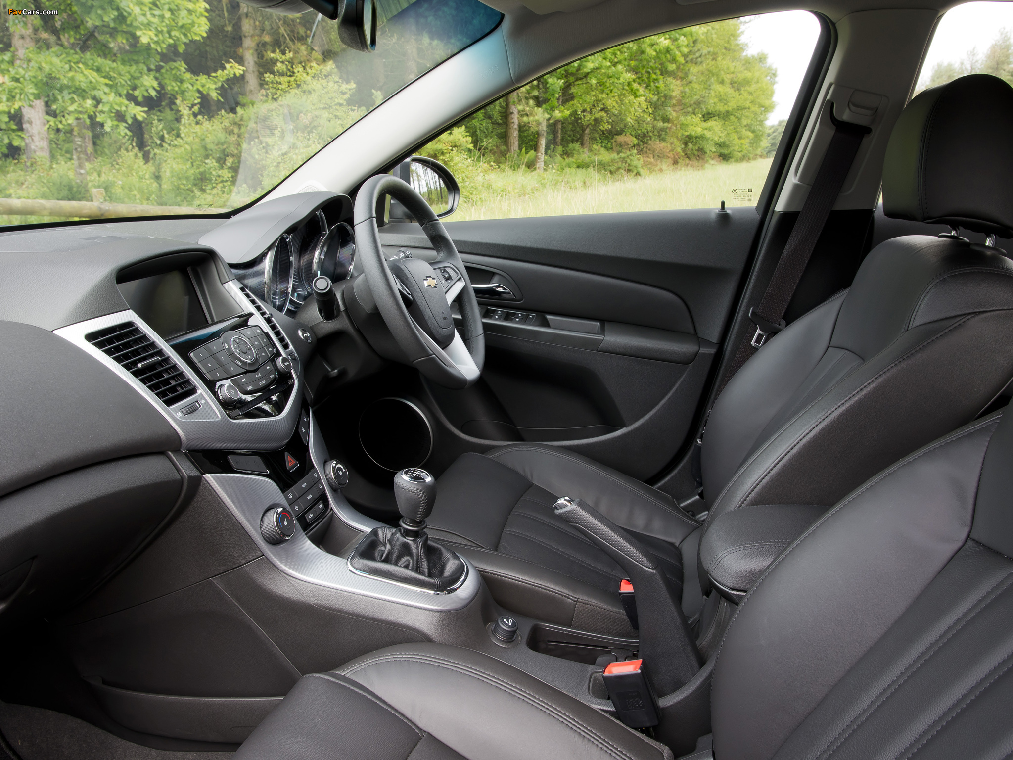 Chevrolet Cruze Hatchback UK-spec (J300) 2011–12 pictures (2048 x 1536)