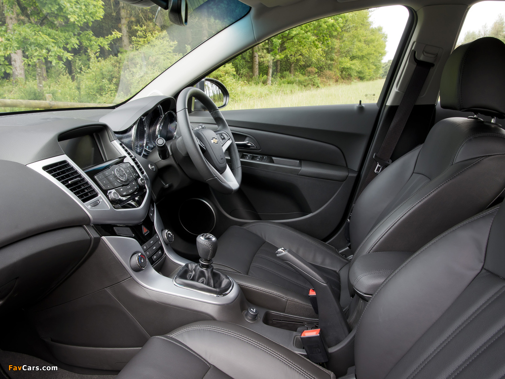 Chevrolet Cruze Hatchback UK-spec (J300) 2011–12 pictures (1024 x 768)