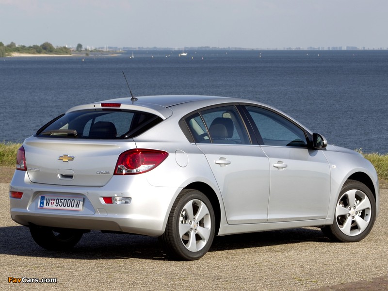 Chevrolet Cruze Hatchback (J300) 2011–12 pictures (800 x 600)