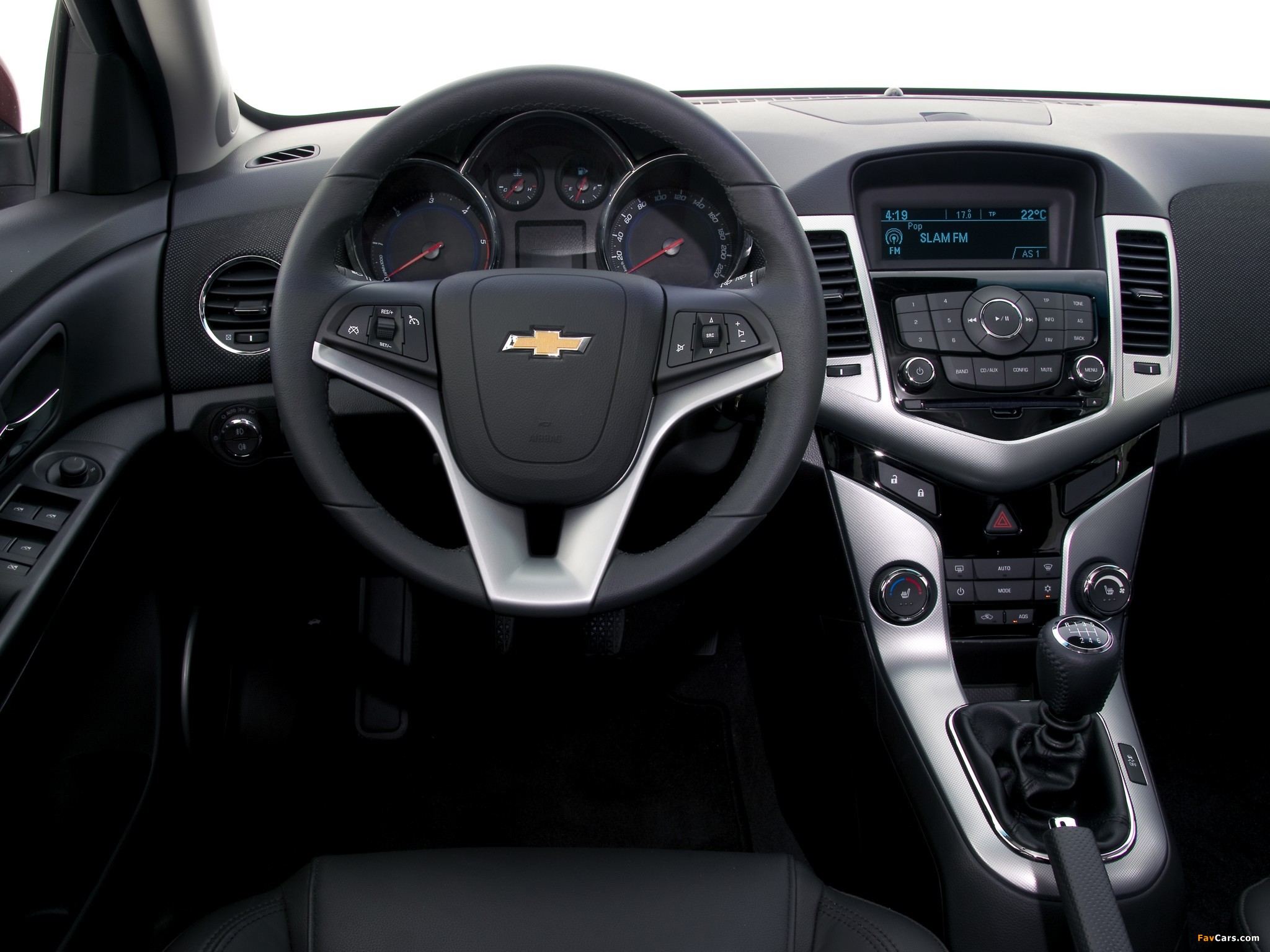 Chevrolet Cruze Hatchback (J300) 2011–12 pictures (2048 x 1536)