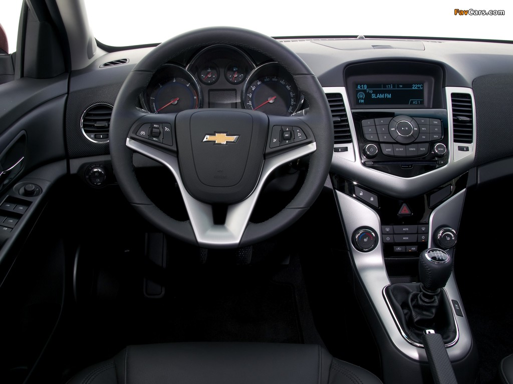 Chevrolet Cruze Hatchback (J300) 2011–12 pictures (1024 x 768)