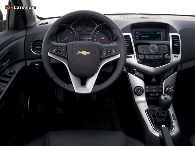 Chevrolet Cruze Hatchback (J300) 2011–12 pictures (640 x 480)