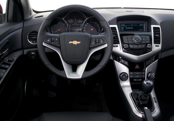 Chevrolet Cruze Hatchback (J300) 2011–12 pictures