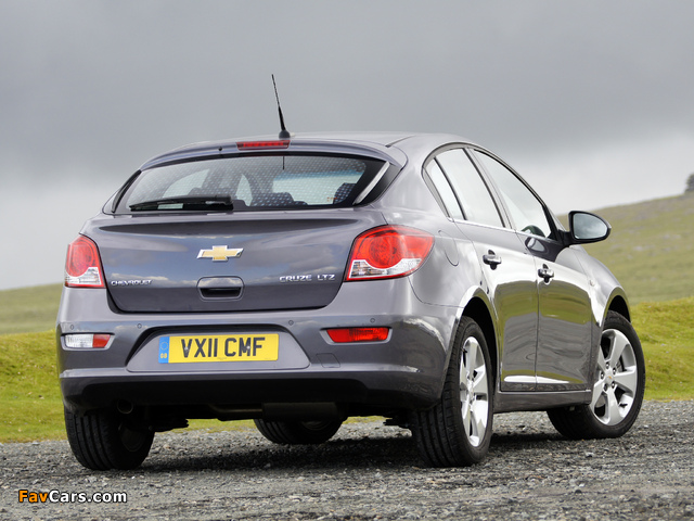 Chevrolet Cruze Hatchback UK-spec (J300) 2011–12 pictures (640 x 480)