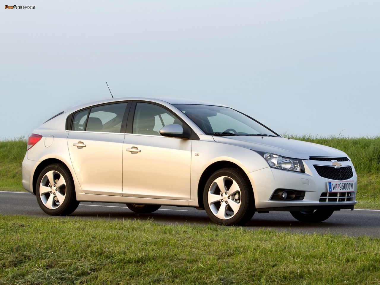 Chevrolet Cruze Hatchback (J300) 2011–12 wallpapers (1280 x 960)