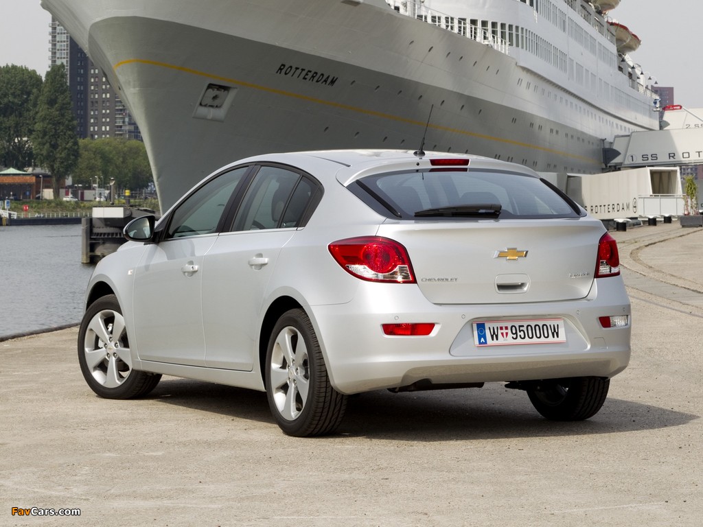 Chevrolet Cruze Hatchback (J300) 2011–12 wallpapers (1024 x 768)